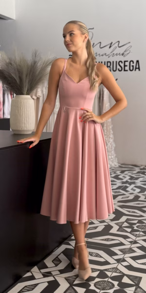 Roosa õlapaeltega midikleit1952