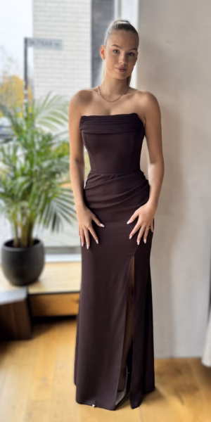 Tumepruun sirge lõikega maksikleit 2059