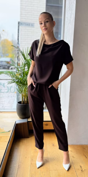 Tumepruun pükskostüüm 52