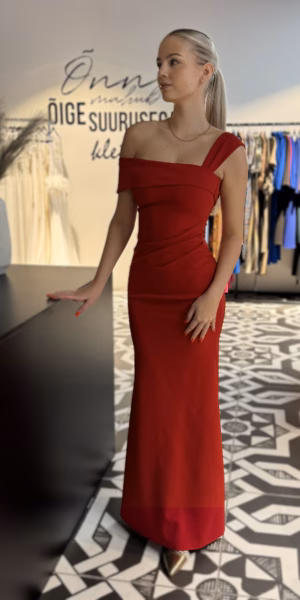 Punane avatud õlgadega maksikleit 2100