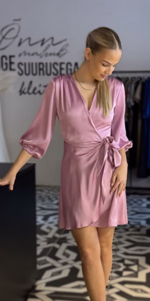 Heleroosa hõlmiklõigega satiinkleit 2117