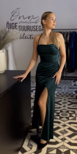 Tumeroheline avatud seljaga satiinkleit 2115