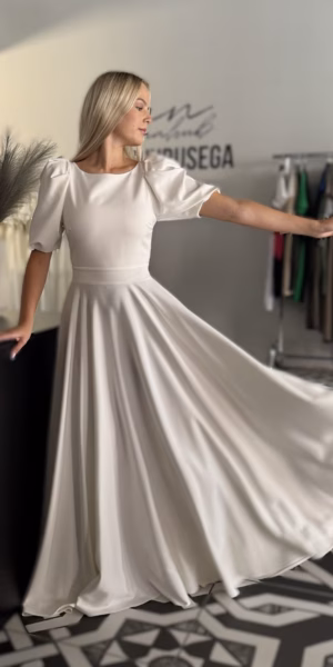 Valge rikkaliku seelikuosaga maksikleit 2159