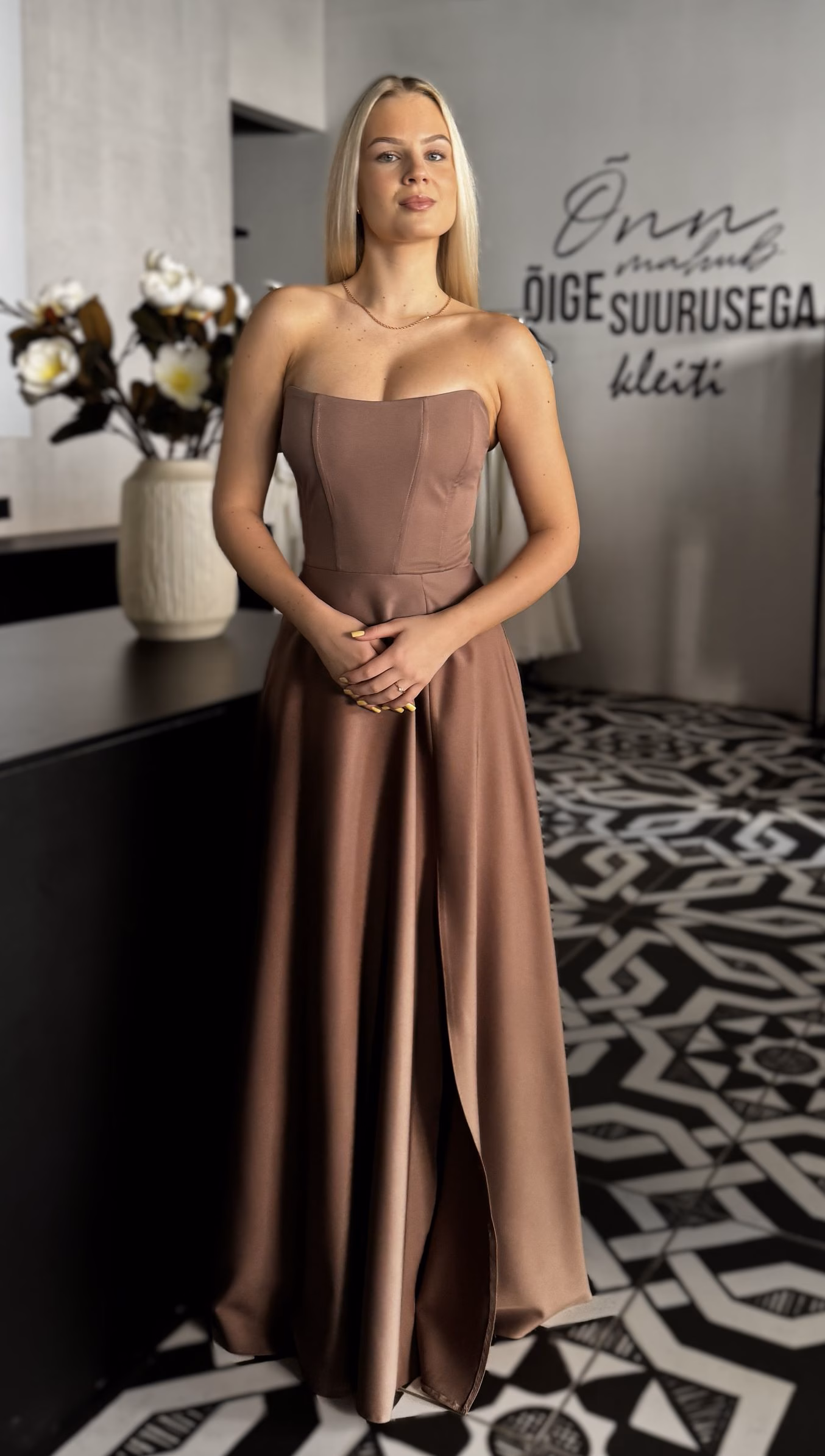 Helepruun maksipikkuses korsettkleit 2168