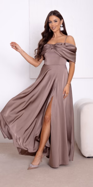 Õlgadele langevate varrukatega satiinkleit 2172